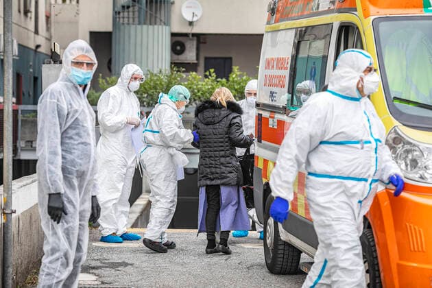 Bergamo Coronavirus - Covid patients arrive from hospitals at the Hotel Cristal Palace: (Foto & xa9;Sergio Agazzi Fotogramma, Bergamo - 2020-03-30) p.s. la foto e utilizzabile nel rispetto del contesto in cui e stata scattata, e senza intento diffamatorio del decoro delle persone rappresentate  Copyright: xFotox& xa9;SergioxAgazzix xFOTOGRAMMAx