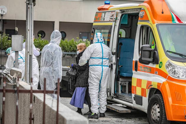 Bergamo Coronavirus - Covid patients arrive from hospitals at the Hotel Cristal Palace: (Foto & xa9;Sergio Agazzi Fotogramma, Bergamo - 2020-03-30) p.s. la foto e utilizzabile nel rispetto del contesto in cui e stata scattata, e senza intento diffamatorio del decoro delle persone rappresentate  Copyright: xFotox& xa9;SergioxAgazzix xFOTOGRAMMAx