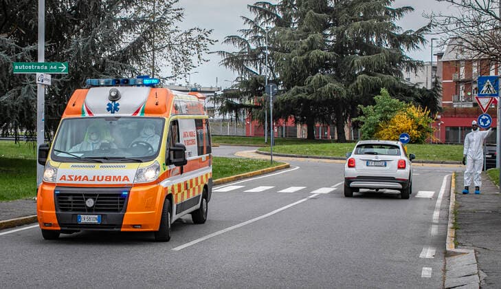 Bergamo Coronavirus - Covid patients arrive from hospitals at the Hotel Cristal Palace: (Foto & xa9;Sergio Agazzi Fotogramma, Bergamo - 2020-03-30) p.s. la foto e utilizzabile nel rispetto del contesto in cui e stata scattata, e senza intento diffamatorio del decoro delle persone rappresentate  Copyright: xFotox& xa9;SergioxAgazzix xFOTOGRAMMAx