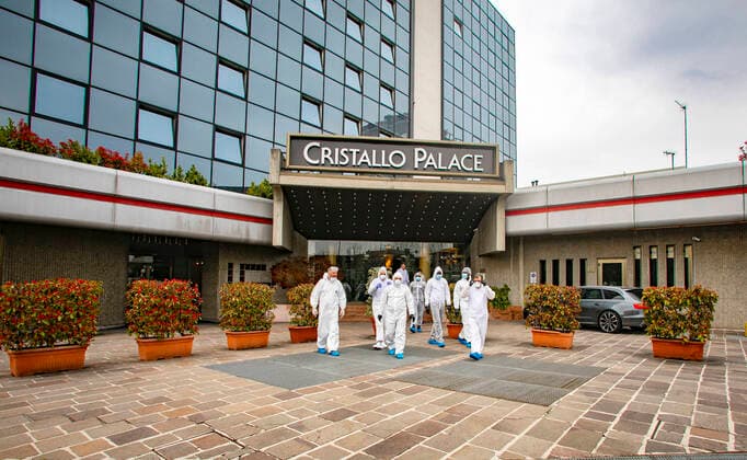 News Bilder des Tages Bergamo Coronavirus - Covid patients arrive from hospitals at the Hotel Cristal Palace: (Foto & xa9;Sergio Agazzi Fotogramma, Bergamo - 2020-03-30) p.s. la foto e utilizzabile nel rispetto del contesto in cui e stata scattata, e senza intento diffamatorio del decoro delle persone rappresentate  Copyright: xFotox& xa9;SergioxAgazzix xFOTOGRAMMAx