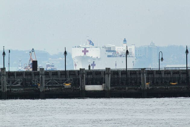 March 30, 2020, New York Manhattan, USA: Navy hospital ship USNS Comfort arriving in New York. 03 30 20. New York Hudson River. . New York Manhattan. USA - ZUMAs252 20200330_znp_s252_011 Copyright: xMarcusxSantosx