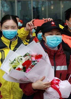(200330) -- WUHAN, March 30, 2020 -- A medical worker walks into Wuhan Railway Station in Wuhan, central China s Hubei Province, March 30, 2020. A total of 132 medical workers from the Third Xiangya Hospital of Central South University in Hunan left Wuhan on Monday after finishing their task. (Photo by Xinhua) CHINA-WUHAN-COVID-19-MEDICS FROM HUNAN PROVINCE-DEPARTURE (CN) ZhaoxJun 