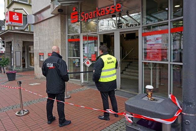 Fear of the coronavirus In the entrance area to a savings bank, a security service regulates access for customers Essen Nordrhein Westfalen Germany