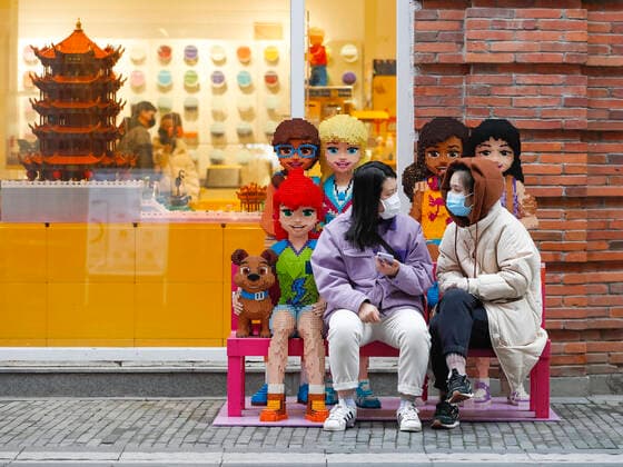 (200330) -- WUHAN, March 30, 2020 -- People rest at a commercial street in Wuhan, central China s Hubei Province, March 30, 2020. Commercial streets in Wuhan are resuming vitality as the coronavirus epidemic wanes. ) CHINA-HUBEI-WUHAN-STREET-RESUMPTION (CN) ShenxBohan 