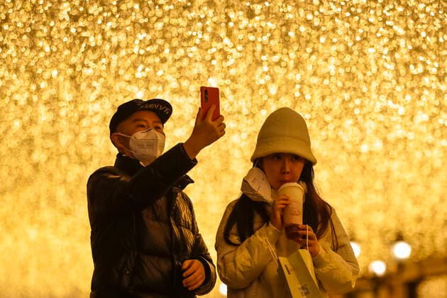 (200330) -- WUHAN, March 30, 2020 -- People stop at a commercial street in Wuhan, central China s Hubei Province, March 30, 2020. Commercial streets in Wuhan are resuming vitality as the coronavirus epidemic wanes. ) CHINA-HUBEI-WUHAN-STREET-RESUMPTION (CN) ShenxBohan 