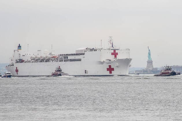 News Bilder des Tages March 30, 2020, New York, NEW YORK, USA: The ship USNS Comfort is seen on the Hudson River near the Statue of Liberty in New York in the United States on Monday morning, 30. The USNS Comfort has the capacity to serve 1000 patients and has even helped to fight a new coronavirus pandemic. New York USA - ZUMAc233 20200330_zsp_c233_003 Copyright: xVanessaxCarvalhox