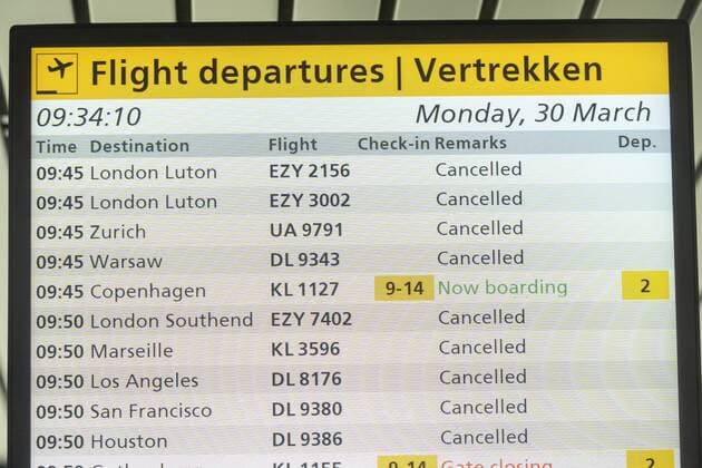 2020-03-30 09:34:48 SCHIPHOL - Informatieborden op luchthaven Schiphol. Prijsvechter easyJet staakt per direct al zijn vluchten. De luchtvaartonderneming noemt als reden de ongekende reisbeperkingen die door landen zijn opgelegd in reactie op het nieuwe coronavirus en de invoering van lockdowns in veel Europese landen. ANP EVERT ELZINGA  Copyright: xx x409126204x