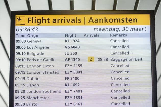 2020-03-30 09:34:48 SCHIPHOL - Informatieborden op luchthaven Schiphol. Prijsvechter easyJet staakt per direct al zijn vluchten. De luchtvaartonderneming noemt als reden de ongekende reisbeperkingen die door landen zijn opgelegd in reactie op het nieuwe coronavirus en de invoering van lockdowns in veel Europese landen. ANP EVERT ELZINGA  Copyright: xx x409126211x