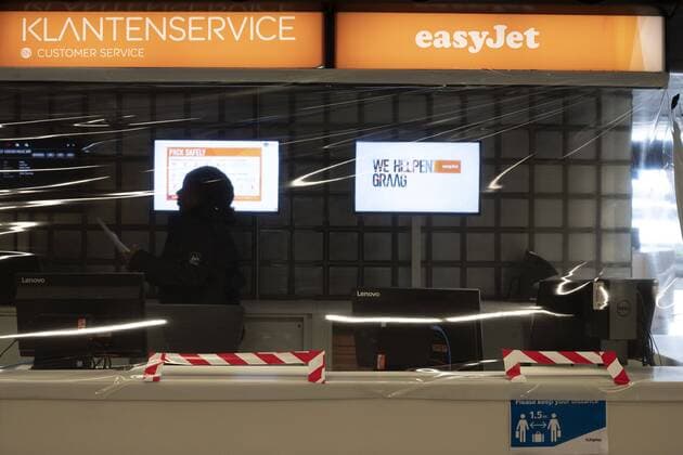 2020-03-30 09:34:48 SCHIPHOL - The easyJet customer service at Schiphol Airport, The Netherlands, March 30, 2020. The price fighter immediately ceases all its flights. The airline company cites the unprecedented travel restrictions imposed by countries in response to the new corona virus and the introduction of lockdowns in many European countries. ANP EVERT ELZINGA  Copyright: xx x409126743x