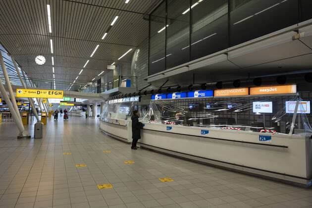 2020-03-30 09:34:48 SCHIPHOL - De easyJet klantendienst op luchthaven Schiphol. De prijsvechter staakt per direct al zijn vluchten. De luchtvaartonderneming noemt als reden de ongekende reisbeperkingen die door landen zijn opgelegd in reactie op het nieuwe coronavirus en de invoering van lockdowns in veel Europese landen. ANP EVERT ELZINGA  Copyright: xx x409127079x