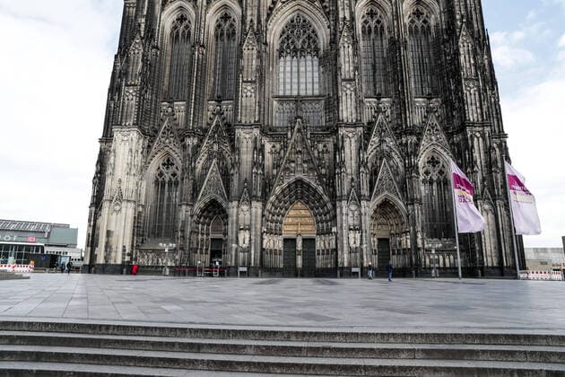 Cologne during the Corona Pandemic, city centre 30 03 2020 The otherwise crowded cathedral forecourt is only occasionally visited Cologne city centre NRW Germany Copyright: xBEAUTIFULxSPORTS Wunderlx