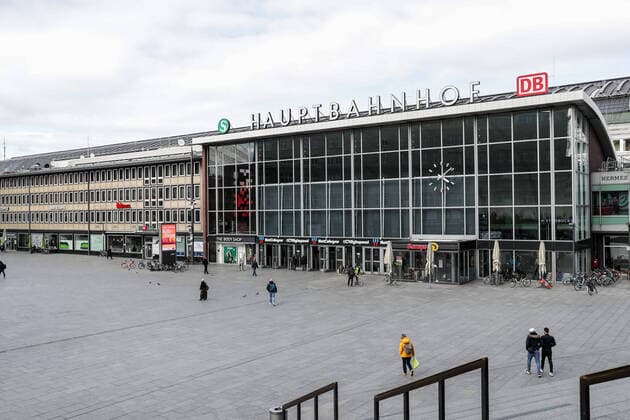 Cologne during the Corona Pandemic, city centre 30 03 2020 Even at rush hour the station forecourt is empty Cologne city centre NRW Germany Copyright: xBEAUTIFULxSPORTS Wunderlx