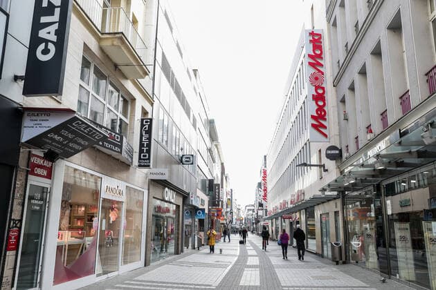 Cologne during the Corona Pandemic, city centre 30 03 2020 Instead of tourists shopping, just a few passing by passers-by The Hohe Strasse Cologne City centre NRW Germany Copyright: xBEAUTIFULxSPORTS Wunderlx