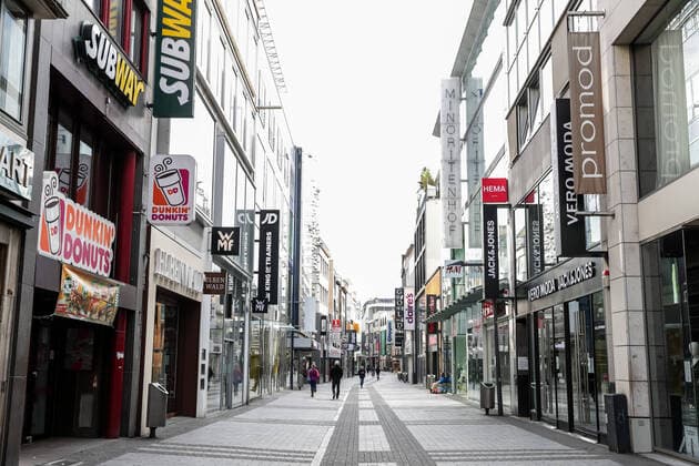 Cologne during the Corona Pandemic, city centre 30 03 2020 Instead of tourists shopping, just a few passing by passers-by The Hohe Strasse Cologne City centre NRW Germany Copyright: xBEAUTIFULxSPORTS Wunderlx