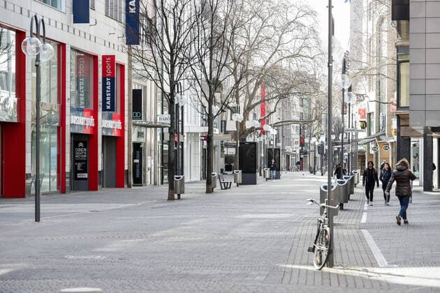 Cologne during the Corona Pandemic, city centre 30 03 2020 Instead of tourists shopping, just a few passing passers-by The Schildergasse Cologne City centre NRW Germany Copyright: xBEAUTIFULxSPORTS Wunderlx