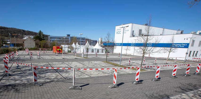 Wuerzburg, VCC, 30 03 2020, Corona test tracks are being upgraded Figure Two corona test tracks are being set up at the VCC and function as Drive In The entire test process therefore runs through the open car window Copyright: HMBxMediax xHeikoxBecker