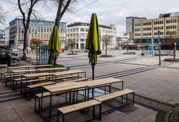 30 03 2020, Essen, Ruhr area, North Rhine-Westphalia, Germany Deserted shopping streets, corona crisis, closed restaurants and shops on Kennedyplatz Essen North Rhine-Westphalia Germany
