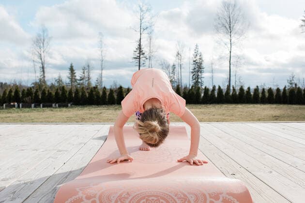 young girl doing yoga outside in her back yard at home NorrtoÂ¤lje, Stockholm County, Sweden ,model released, Symbolfoto CR_RABE200318-320958-01