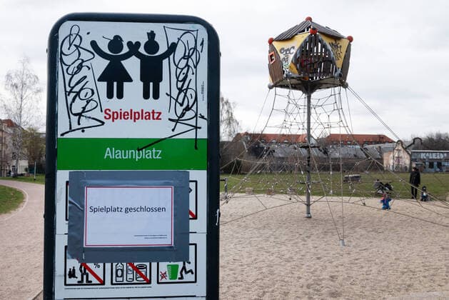 GER Dresden Corona Crisis in Dresden Neustadt Playgrounds are closed and may not be entered at Alaunpark 30 03 20 300320 ddbd