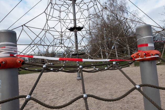GER Dresden Corona Crisis in Dresden Neustadt Playgrounds are closed and may not be entered at Alaunpark 30 03 20 300320 ddbd