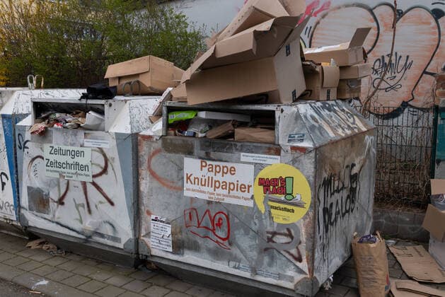 GER Dresden in the Dresden Neustadt overcrowded cardboard containers cardboard Kneullpapier 30 03 20 300320 ddbd