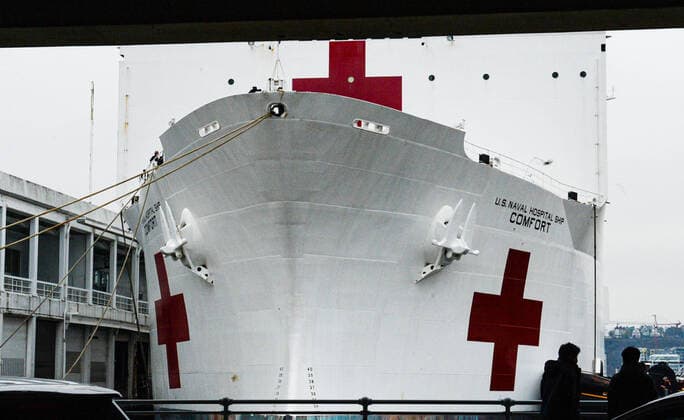 March 30, 2020, New York, New York, USA: Navy hospital ship USNS Comfort arrives in New York on the Hudson River. The ship will berth at Pier 90 and use its 1,000 hospital beds to serve non-COVID-19 patients from New York hospitals. New York Manhattan. USA - ZUMAs252 20200330_znp_s252_015 Copyright: xMarcusxSantosx