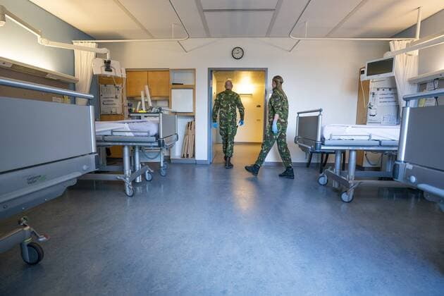 2020-03-30 13:40:55 EDE - Artsen en verpleegkundigen van Defensie volgen een interne opleiding bij Ziekenhuis Gelderse Vallei zodat zij aan de slag kunnen op de afdelingen intensive care en spoedeisende hulp. Gelderse Vallei deed een beroep op militaire hulp, nadat was besloten om het aantal ic-bedden drastisch uit te breiden nu het aantal met het coronavirus besmette mensen in de regio snel oploopt. ANP JEROEN JUMELET  Copyright: xANPxJEROENxJUMELETx x409134183x
