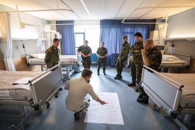 2020-03-30 13:16:39 EDE - Artsen en verpleegkundigen van Defensie volgen een interne opleiding bij Ziekenhuis Gelderse Vallei zodat zij aan de slag kunnen op de afdelingen intensive care en spoedeisende hulp. Gelderse Vallei deed een beroep op militaire hulp, nadat was besloten om het aantal ic-bedden drastisch uit te breiden nu het aantal met het coronavirus besmette mensen in de regio snel oploopt. ANP JEROEN JUMELET  Copyright: xANPxJEROENxJUMELETx x409134285x