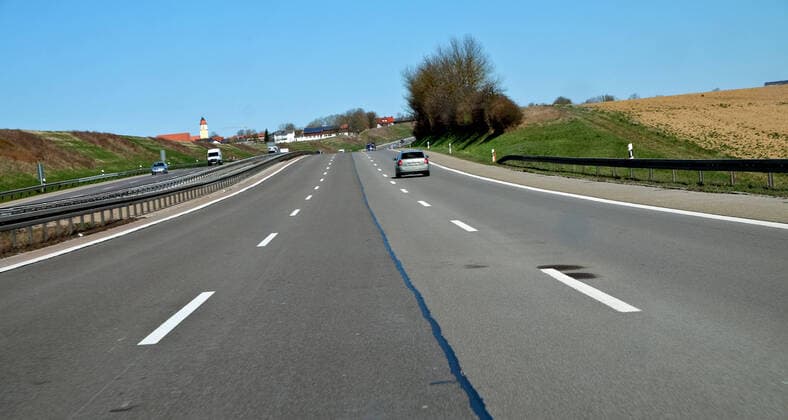 30 03 2020, DEU The only advantage of the corona pandemic Empty motorways The A 9 motorway between Munich and Frankfurt