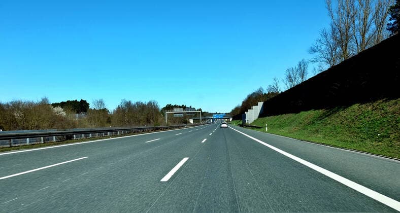 30 03 2020, DEU The only advantage of the corona pandemic Empty motorways The A 9 motorway between Munich and Frankfurt