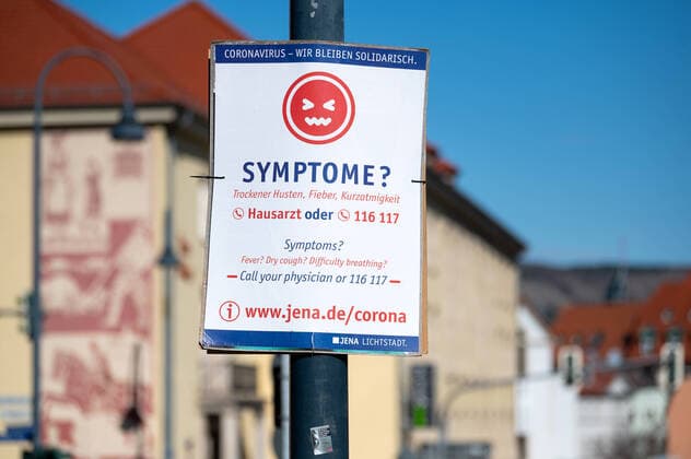 Coronavirus We remain in solidarity Poster campaign of the city of Jena on 30 3 2020 SYMPTOME Dry cough, fever, shortness of breath Symptom Fever Dry cough Difficulty breathing Poster on Magdelstieg downtown Jena
