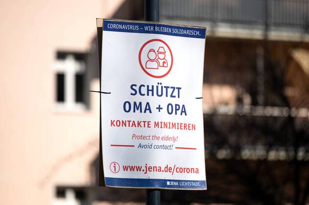 Coronavirus We remain in solidarity Poster campaign of the city of Jena on 30 3 2020 Protect grandma grandpa Contacts Minimize Protect the elderly Avoid contact Downtown Jena