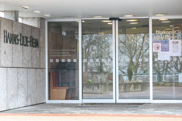 30 03 2020, xtgx, Effects of the corona virus in Wolfsburg, entrance to the Hanns Lilje home of the Diakonie in Wolfsburg After numerous patients died due to the corona virus in the nursing home, in which mainly senior citizens suffering from dementia are accommodated, a lawyer has reported the Diakonie for involuntary manslaughter Wolfsburg