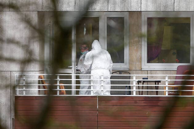 30 03 2020, xtgx, Effects of the Corona Virus in Wolfsburg, Hanns Lilje Diakonie home in Wolfsburg Employees stand on a balcony in a protective suit After numerous patients had died from the corona virus in the nursing home, which is mainly home for senior citizens suffering from dementia, a lawyer has reported the Diakonie for involuntary manslaughter Wolfsburg