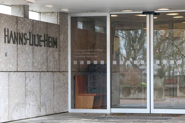 30 03 2020, xtgx, Effects of the corona virus in Wolfsburg, entrance to the Hanns Lilje home of the Diakonie in Wolfsburg After numerous patients died due to the corona virus in the nursing home, in which mainly senior citizens suffering from dementia are accommodated, a lawyer has reported the Diakonie for involuntary manslaughter Wolfsburg