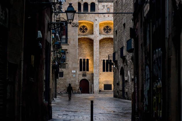 March 30, 2020, Barcelona, Catalonia, Spain: A man walks the empty streets of Barcelona s Gothic Quarter under the rain. Daily coronavirus deaths fall slightly with 812 Covid-19 victims in the last 24 hours in Spain, Spanish government has ordered new lockdown restrictions. Barcelona Spain - ZUMAb137 20200330_zap_b137_002 Copyright: xJordixBoixareux