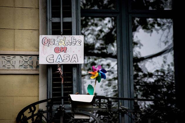 March 30, 2020, Barcelona, Catalonia, Spain: In a balcony of Barcelona a banner reads in Spanish Quedate en Casa (Stay Home). Daily coronavirus deaths fall slightly with 812 Covid-19 victims in the last 24 hours in Spain, Spanish government has ordered new lockdown restrictions. Barcelona Spain - ZUMAb137 20200330_zap_b137_009 Copyright: xJordixBoixareux