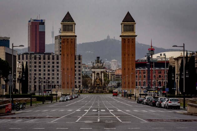 March 30, 2020, Barcelona, Catalonia, Spain: Reina Maria Cristina avenue is seen empty in Barcelona. Daily coronavirus deaths fall slightly with 812 Covid-19 victims in the last 24 hours in Spain, Spanish government has ordered new lockdown restrictions. Barcelona Spain - ZUMAb137 20200330_zap_b137_016 Copyright: xJordixBoixareux