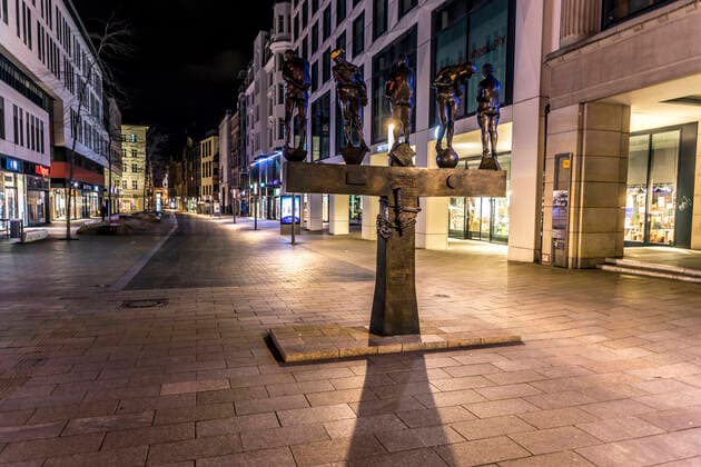 Due to the current general decree for protection against the corona virus, Leipzig has become a ghost town Only a few people go out onto the streets late in the evening Where otherwise highly frequented bars are open, there is a yawning emptiness