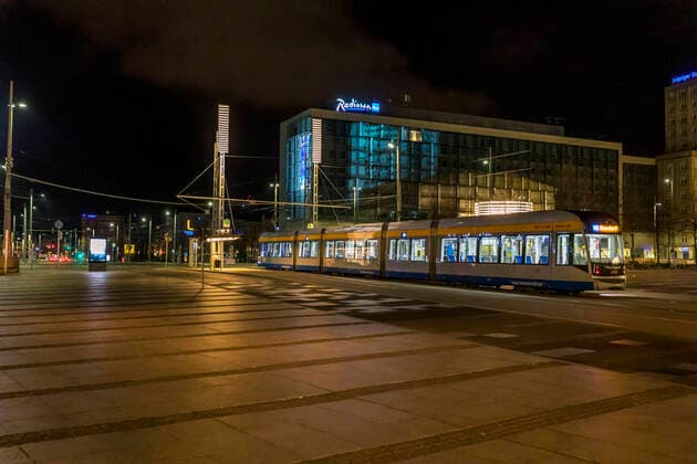 Due to the current general decree for protection against the corona virus, Leipzig has become a ghost town Only a few people go out onto the streets late in the evening Where otherwise highly frequented bars are open, there is a yawning emptiness