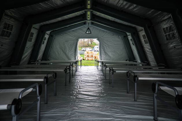 News Bilder des Tages NYC: Central Park Makeshift Hospital Samaritan s Purse an Evangelical Christian humanitarian relief organization setup a makeshift hospital respiratory care unit in Central Park for Covid-19 patients. New York City New York United States Copyright: StevexSanchez