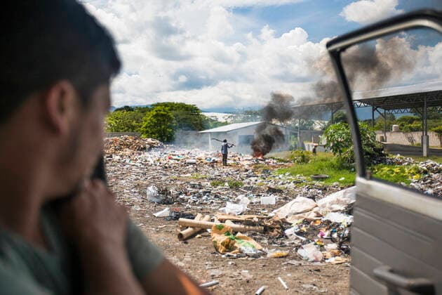 IMAGO Nature: Unsere Erde, Umweltverträgliche Herausforderungen, Plastikmüll View from vehicle of worker at dump burning garbage. Monjas, Jalapa Department, Guatemala ,model released, Symbolfoto CR_JDIP200326A-316121-01