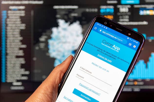 Voluntary corona app app coronapp eu with Robert Koch Institute website in the background Foto:xD.xAnoraganingrumx xFuturexImage