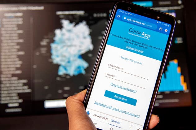 Voluntary corona app app coronapp eu with Robert Koch Institute website in the background Foto:xD.xAnoraganingrumx xFuturexImage