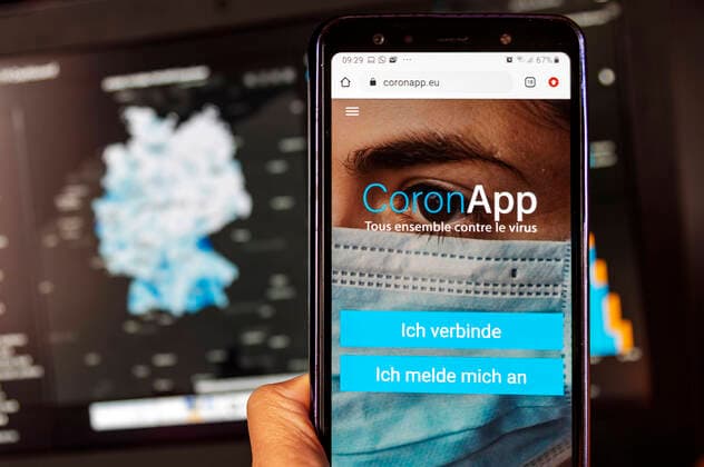 Voluntary corona app app coronapp eu with Robert Koch Institute website in the background Foto:xD.xAnoraganingrumx xFuturexImage