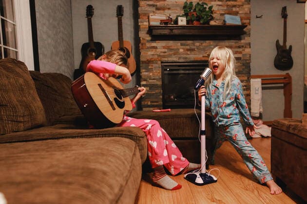 IMAGO Creative: Digitale Welt, Verzicht auf Technologie Young girls singing loudly and playing guitar in living room Windsor, ON, Canada ,model released, Symbolfoto CR_JEOH200327-323897-01