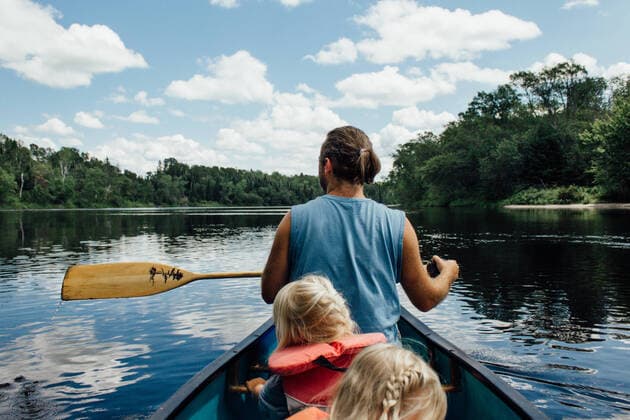 Man canoeing with young children down river in northern ontario Massey, ON, Canada ,model released, Symbolfoto CR_JEOH200327-323904-01