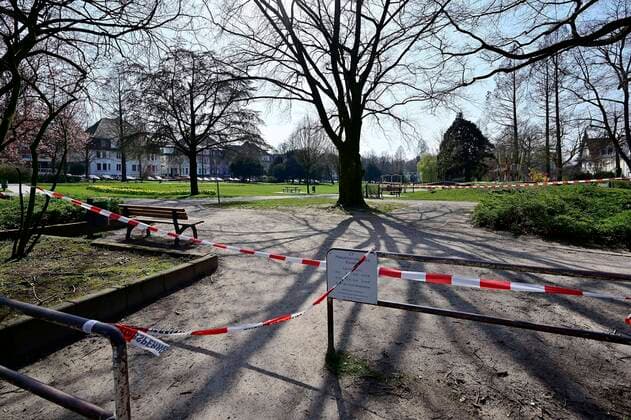 27 03 20, Essen, North Rhine-Westphalia, Germany In order to protect against infection with the corona virus, the state of North Rhine-Westphalia has imposed stricter safety measures to prevent the spread of the virus A general ban on contact Only a maximum of two people may move around together