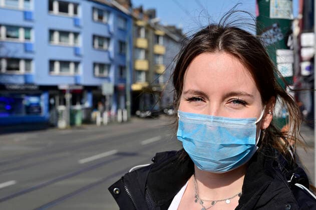 27 03 20, Essen, North Rhine-Westphalia, Germany To protect against infection with the corona virus, the state of North Rhine-Westphalia has imposed tightened security measures for the spread of the virus A general ban on contact Only a maximum of two people may move outside together Furthermore, a safety distance of 1.5 to 2 metres from other people must be mai