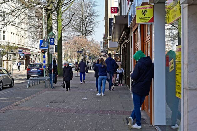 28 03 20, Essen, North Rhine-Westphalia, Germany To protect against infection with the corona virus, the state of North Rhine-Westphalia has imposed tightened security measures to prevent the spread of the virus A general ban on contact Only a maximum of 2 people may move outside together Furthermore, a safety distance of 1.5 to 2 metres from other peopl